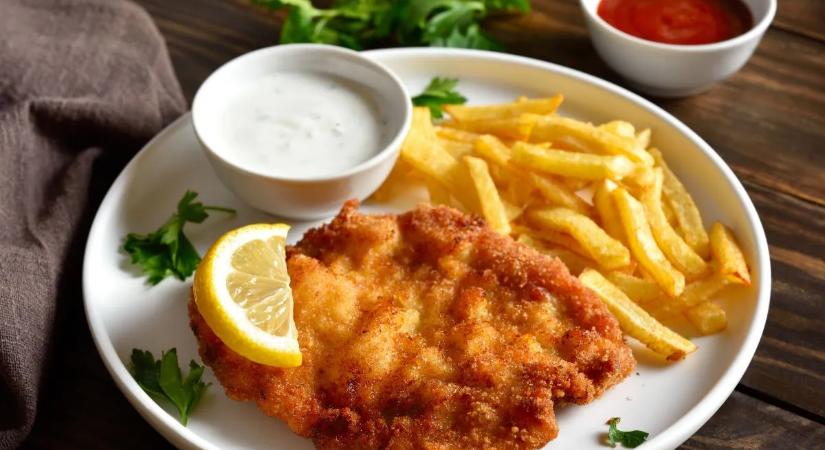 Tényleg ropogóssá lehet tenni a másnapos rántott húst? Kipróbáltuk! - VIDEÓ