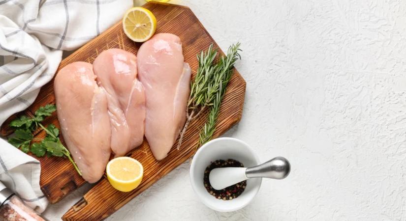 Brutálisan olcsó lesz a csirke a magyar boltokban