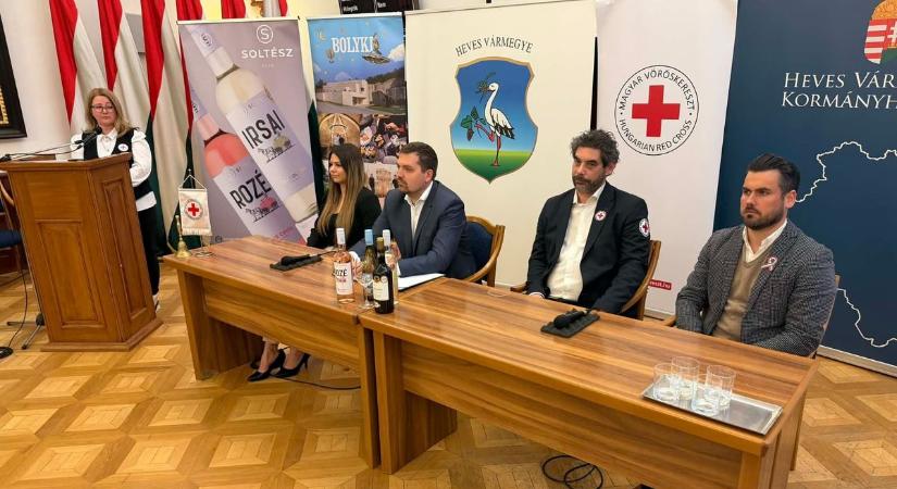 Jótékonysági borkóstolót rendez a vöröskereszt Egerben