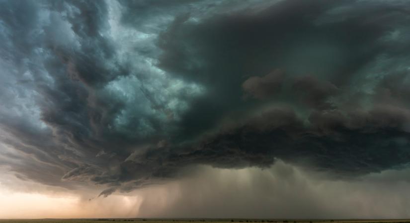 Jégesővel érkezett meg a vihar: itt már durván leszakadt az ég