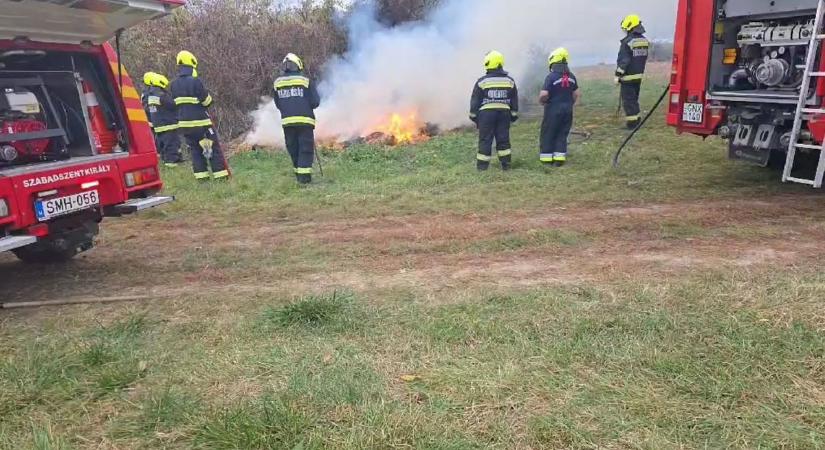 Újabb tűzeset: szalma kapott lángra egy mezőgazdasági telepen