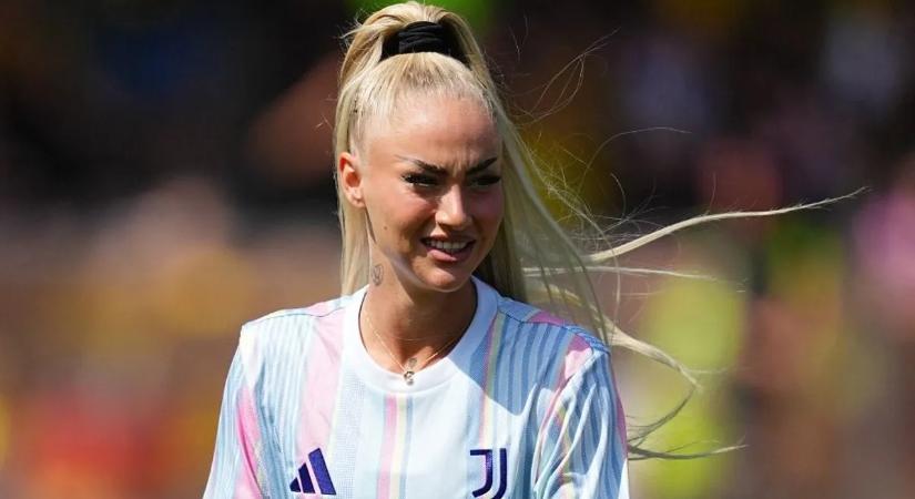 Minőségi csere? A szexi futballista, Alisha Lehmann exe egy modell oldalán boldog