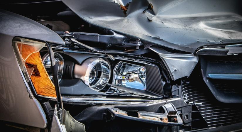 Okostelefonja buktatta le a házfalba rohanó sofőrt