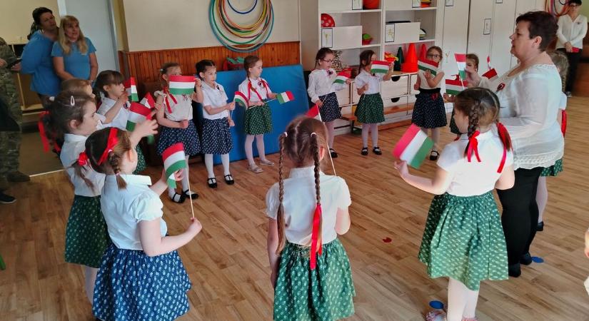 Kadétok avatták huszárrá az óvodásokat (videó)