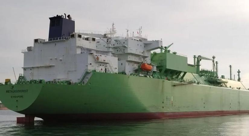 Szellemhajóként tért vissza a lebombázott LNG-tanker, Málta készültségben