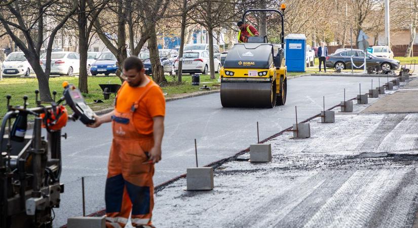 Elkezdődtek a nagyfelületű aszfaltozások Debrecenben