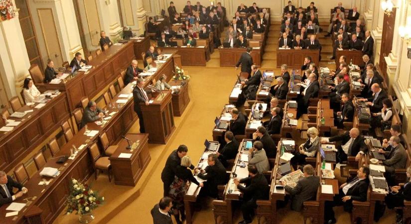 A cseh parlament jóváhagyta a 2026-os költségvetést, amelyben csökkentették a védelemre és Ukrajna támogatására szánt kiadásokat