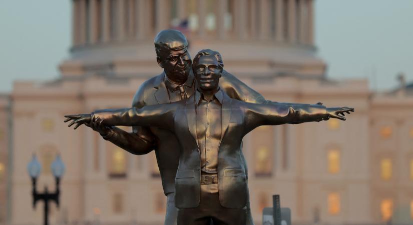 A Titanic ikonikus jelenetét idéző gúnyos szobor jelent meg Donald Trumpról és Jeffrey Epsteinről Washingtonban