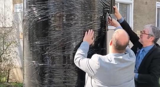 „Elegünk van a propagandából” – Hadházy Ákos és Rózsa András lefóliáztak egy Zelenszkijt ábrázoló hirdetőoszlopot Zuglóban