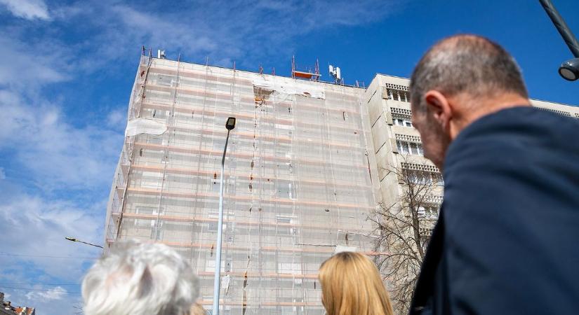 Hamarosan régi pompájában díszeleghet a debreceni társasház - fotóval