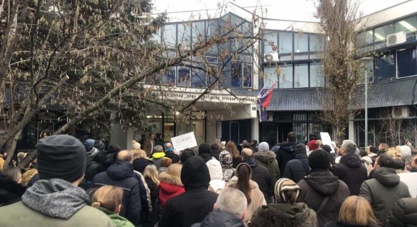 A rendőrség a tanóra alatt hallgatta meg a tanárt