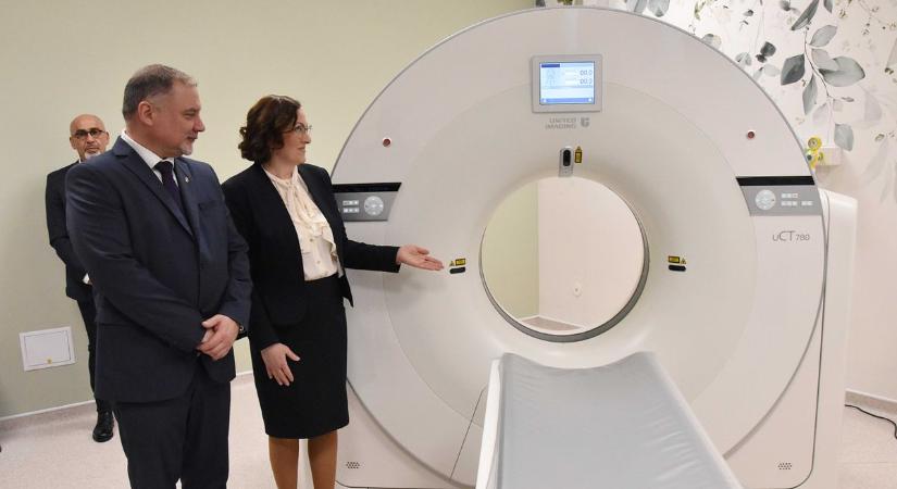 Új CT-berendezést adtak át a jászberényi kórházban, mesterséges intelligencia gyorsítja a betegellátást