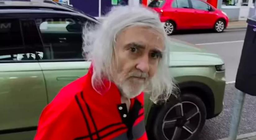 Egy idős férfit lát elsétálni a szalonja előtt a borbély: ami ezután történik, szívmelengető