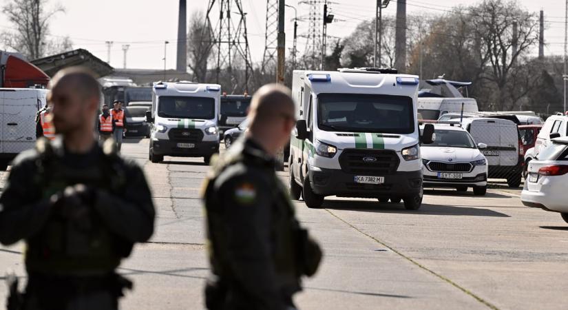 Képeken: így adta vissza a NAV az üres pénzszállítókat az ukrán banknak