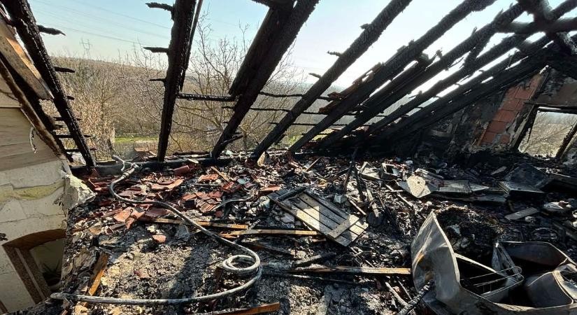 Fotókon a kádártai tűz pusztítása – két család nincstelenné vált, segítséget kérnek (galéria, videó)