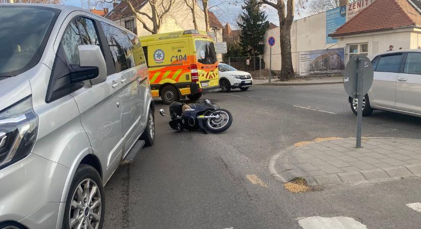 Motoros ütközött kisbusszal a pécsi kórház előtt, több egység is a helyszínre érkezett! (VIDEÓ)