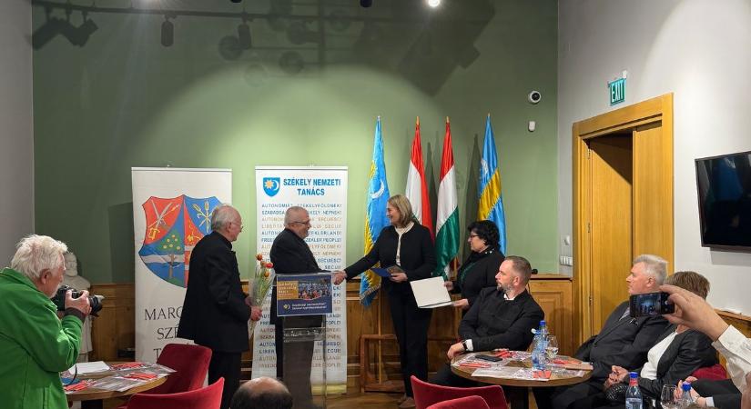 Egy vérből valók vagyunk – Gábor Áron-díjat vehettek át a bukovínai székelyek