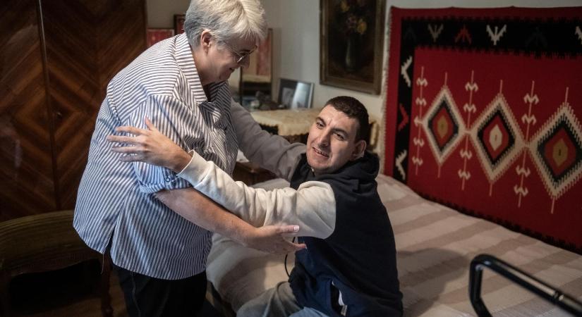 Telket ad Budapest a sérült gyerekeiket ápoló szülőknek, miután az Orbán-kormány megtagadta a támogatott lakhatást