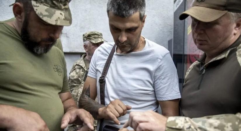 Már a saját otthonukban sincsenek biztonságban az ukrán férfiak