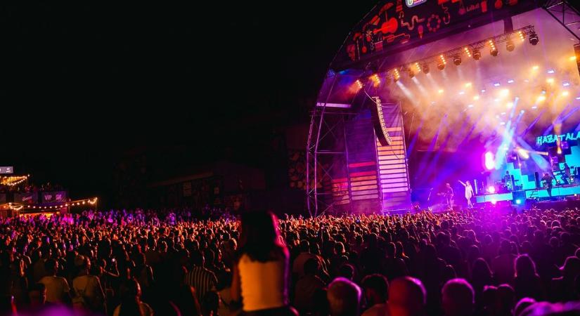 Minden évben tele a Balaton legnagyobb szabadtéri koncerthelyszíne, idén is óriási sztárok érkeznek – lehet, hogy ez lesz az utolsó