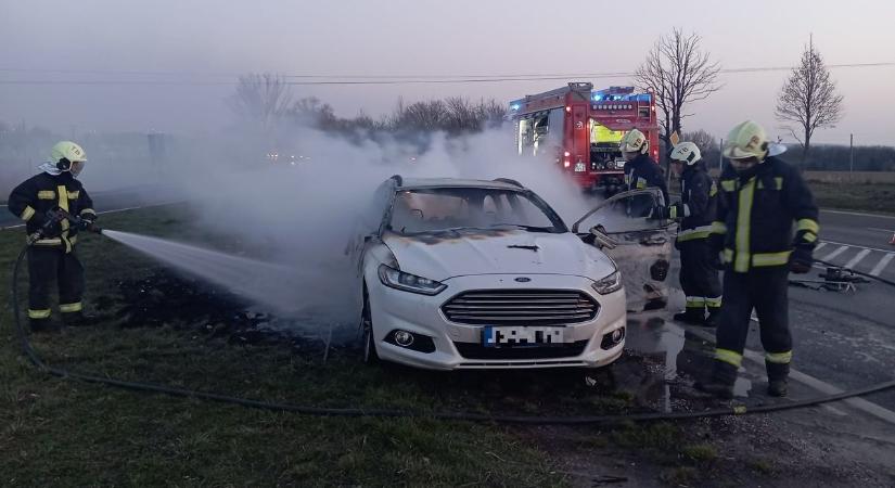 Kigyulladt egy autó Kőröshegyen, teljes szélességben lezárták az utat