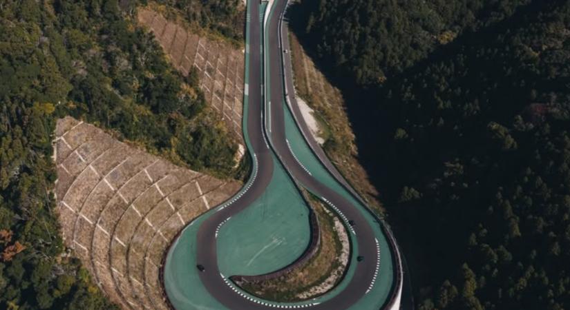 Szuperautók játszótere a hegyekben: egy milliárdos 200 millió dollárból épített privát versenypályát Japánban