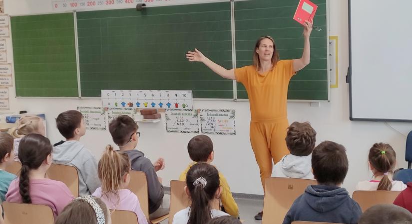 Megénekeltette a Szőnyi másodikosait Vadadi Adrienn írónő