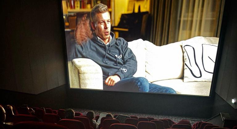 Bohár Dániel és a Megafon megvásárolhatott több száz jegyet, hogy üres vetítést fotózzon a Magyar Péter-filmről