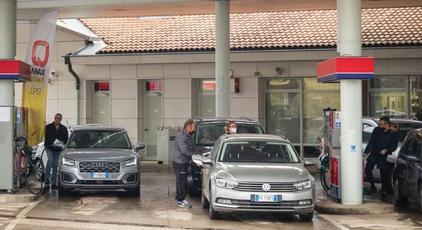 Szlovénia nem bírja tovább: annyira olcsón az üzemanyag, hogy lerabolták a benzinkútjait az osztrákok és az olaszok – most feltöri a stratégiai készleteit, hogy tovább tankolhassanak
