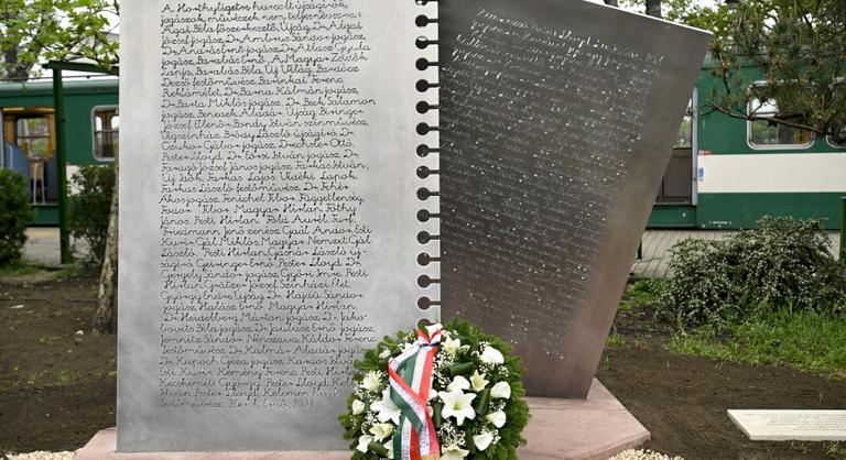 Gyerekkorukban miért tanították meg őket szépen írni, ha később amiatt ítélték halálra őket, mert írtak?