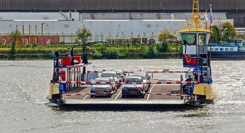 Vége a nagy kerülőknek, péntektől ismét vízre száll a komp Mezőtúrnál