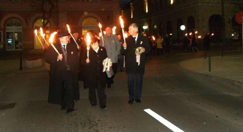 Fáklyás felvonulás és gyertyafény: különleges módon ünnepel Kalocsa