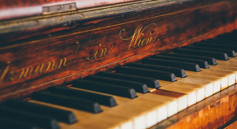 Hogyan újul meg egy százéves zongora?