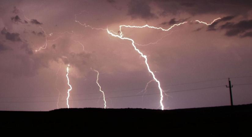 Kiadták az elsőfokú riasztást, térképen mutatjuk hol csaphat le a vihar