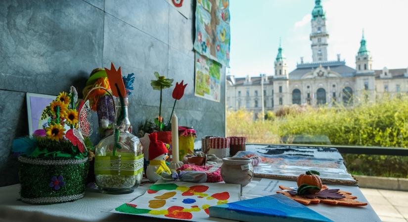 Szemet gyönyörködtető alkotások a kormányhivatalban