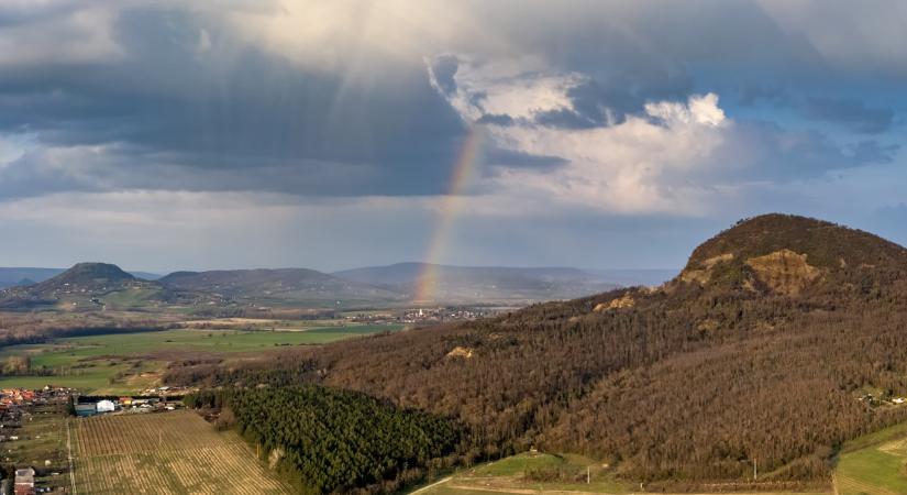 Szivárványok előzték meg a tüzes naplementét