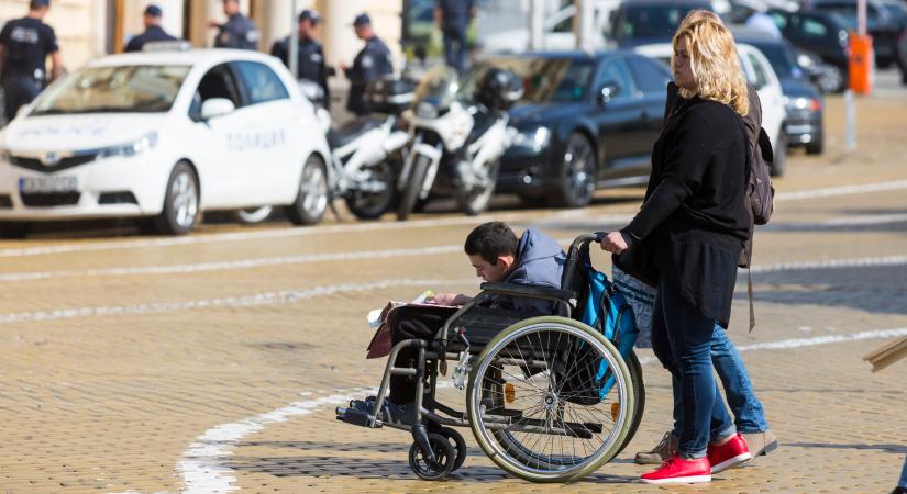 „Én csak azt kérem, hogy ha valaki meglát minket, mosolyogjon” – kiszakadnak a társadalomból a sérült gyereket nevelő családok