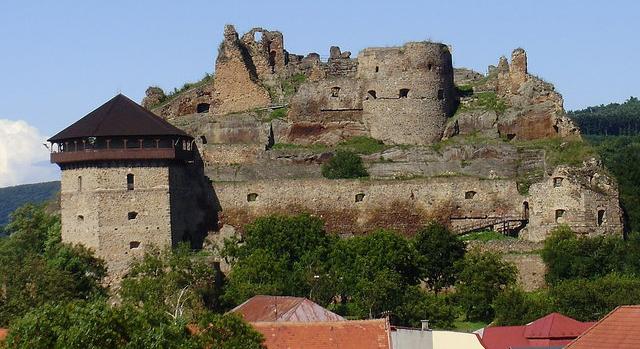 Kiállításokkal kezdődik a turistaszezon a füleki várban