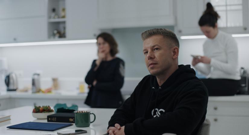 Független dokumentumfilm? Inkább dekoratív zenés videó Magyar Péter csodás felemelkedéséről