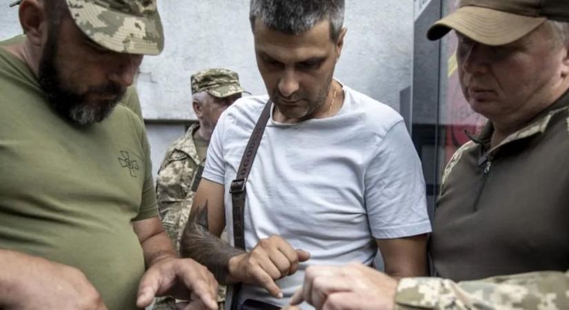 Autóba tuszkolták a férfit: újabb erőszakos sorozásról készült videó terjed