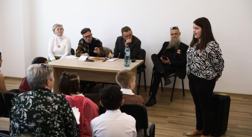 Megható pillanatok Pannonhalmán: nehéz sorsú gyerekek mutatták meg, mit jelent a haza - fotók, videó