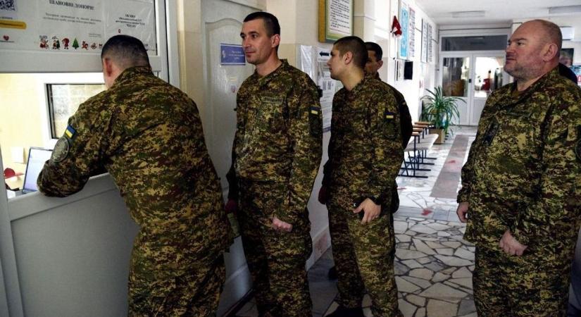 Postán is érkezhet a behívó? Új mozgósítási szabályokat vezettek be Ukrajnában