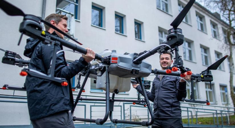 A kormány ukrán veszéllyel indokolt dróntilalma miatt nem tudnak drónról permetezni a szabolcsi gazdaságokban