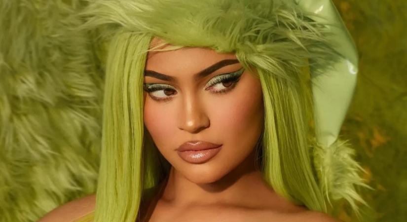 Merész fotózáson vett részt Kylie Jenner, nem hagyott semmit a képzeletre