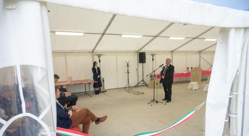 Felhőszakadásban átadott közösségi tér, árvízi emlékezet és rekordharcsa – eseménydús nap Csongrád-Csanádban