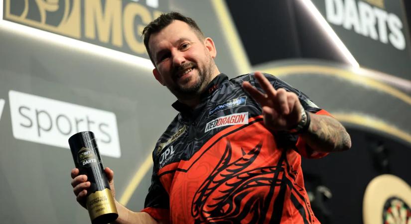 Clayton nyert Nottinghamben, már tízpontos előnnyel vezeti a darts Premier League-et