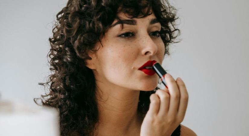 Lehet, hogy pont az ajakbalzsamod árt! A bőrgyógyászok szerint ez a 2 leggyakoribb hiba, ami miatt kiszárad az ajkad