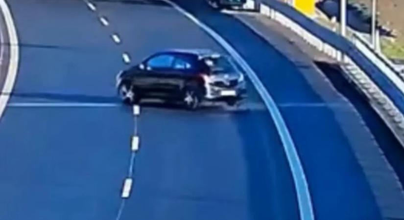Ez megbolondult: ilyen beteg manővert még a rendőrök se láttak autópályán – videó