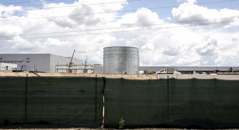 A magyarok fele felelősnek tartja a kormányt a Samsung-gyárban történtekért