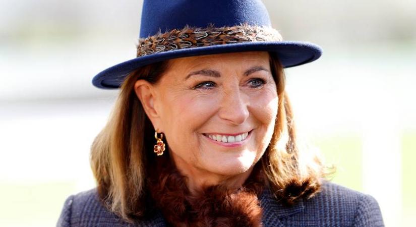 Katalin anyja így karolta át Anna hercegnőt a királyi páholyban: a 71 éves Carole ragyog friss képein